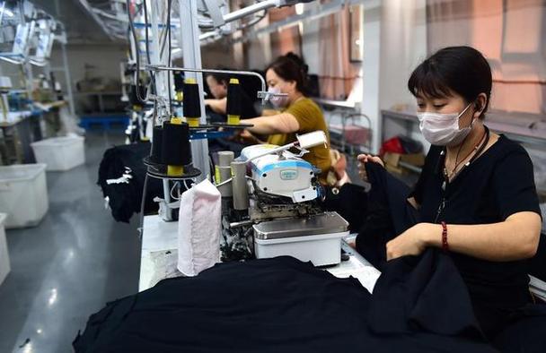 傅新春摄日前,在刚落成的河北肃宁县凌宇针织品制造新厂生产